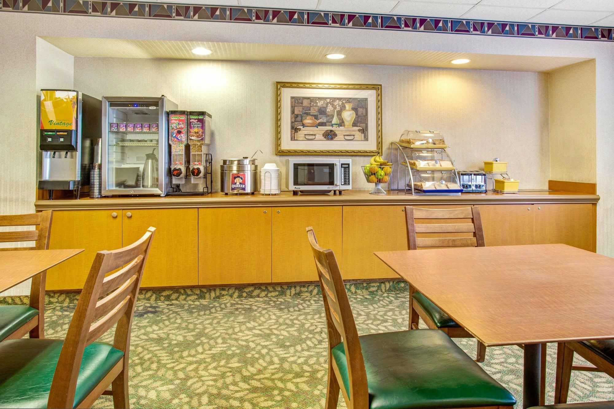Days Inn & Suites By Wyndham Denver International Airport Luaran gambar